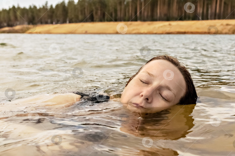 Скачать Портрет молодой женщины крупным планом в воде. Купание в озере фотосток Ozero