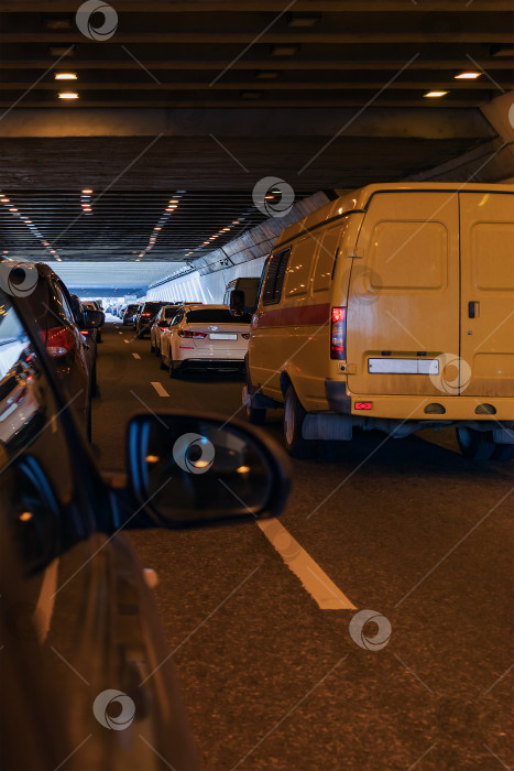 Скачать Автомобильная пробка в Ленинградском тоннеле, Москва. фотосток Ozero