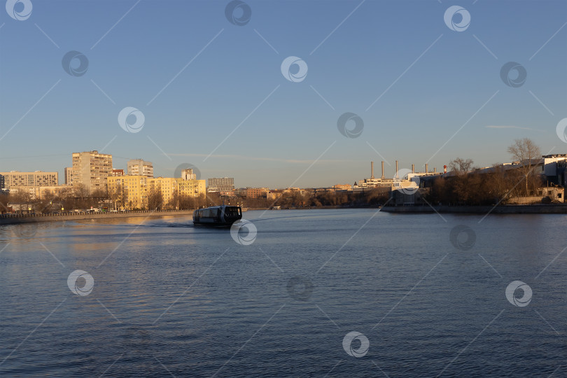 Скачать Электрический речной трамвай на Москве-реке. фотосток Ozero