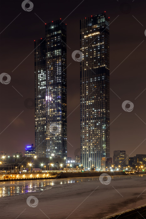 Скачать Вид на жилой комплекс Capital Towers ночью, Москва. фотосток Ozero