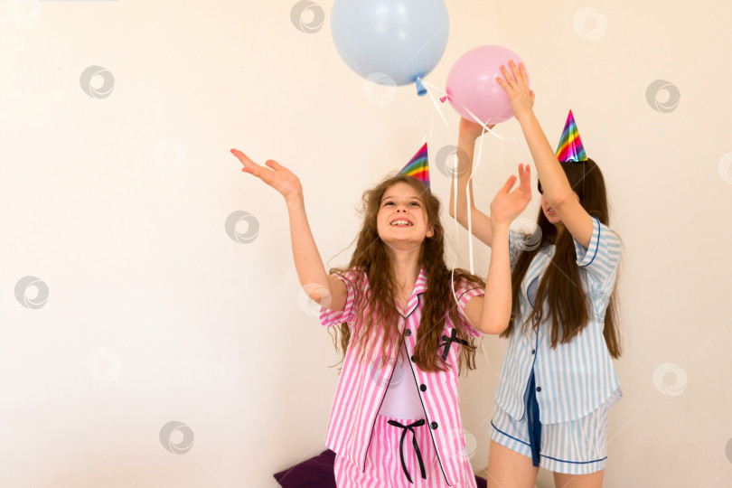Скачать Веселая семейная вечеринка с воздушными шарами в уютной домашней обстановке. фотосток Ozero