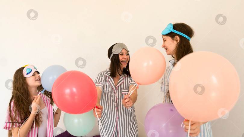 Скачать Радостное семейное торжество с разноцветными воздушными шарами в помещении фотосток Ozero