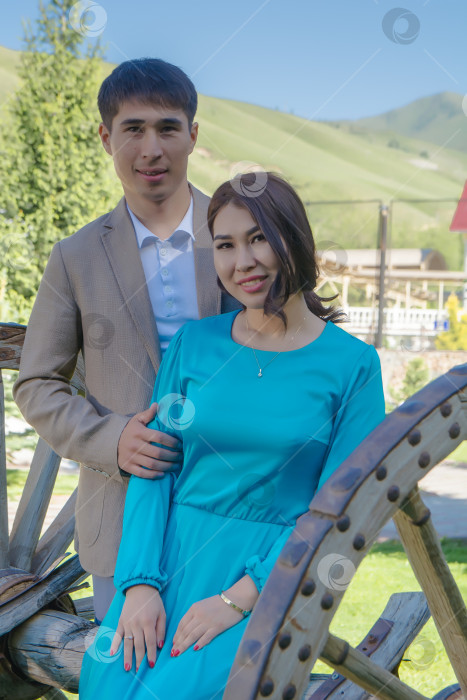 Скачать Девушка и парень азиатской национальности киргизы на природе фотосток Ozero