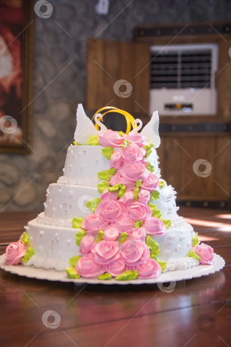 Скачать свадебный торт, украшенный жевательными розочками. фотосток Ozero