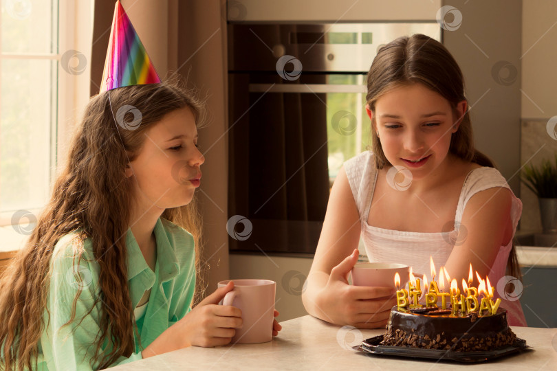 Скачать Крупный план девушки, задувающей свечи на праздничном торте. фотосток Ozero