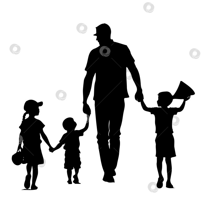 Скачать в день отцов мужчина держит за руки двух детей фотосток Ozero