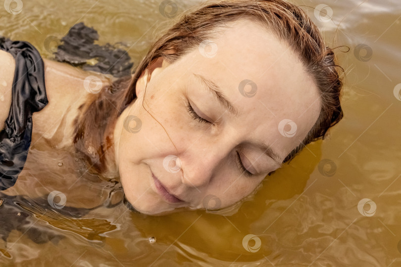 Скачать Портрет молодой женщины крупным планом в воде. Купание в озере фотосток Ozero