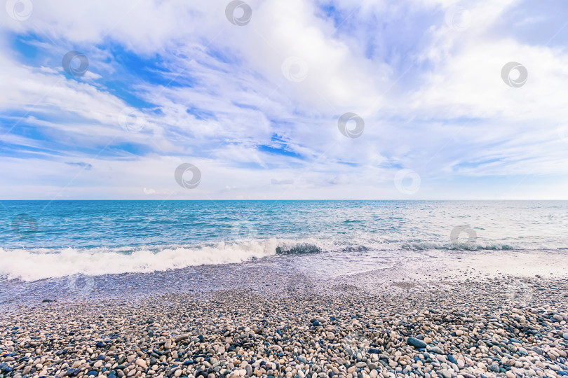 Скачать Летний морской пляж, пейзаж природы на фоне обоев. Прозрачная голубая морская вода на галечном пляже. Летние каникулы в Абхазии, Новый Афон. фотосток Ozero