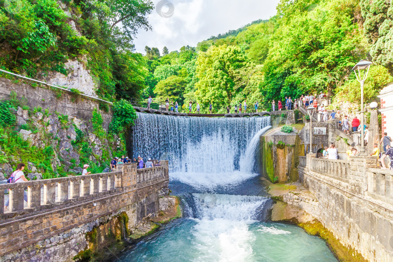 Скачать Новый Афон, Гудаутский район, Республика Абхазия - 21 июня 2023 года: Водопад в Новом Афоне - достопримечательность Абхазии для туристов. фотосток Ozero