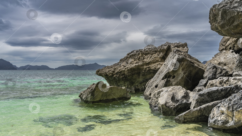 Скачать Прекрасный тропический пляж. Сквозь бирюзовую воду видно дно фотосток Ozero