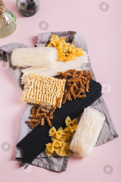 Скачать Фунчоза, удон, черная лапша, гречневая и пшеничная паста на салфетке, вид сверху фотосток Ozero