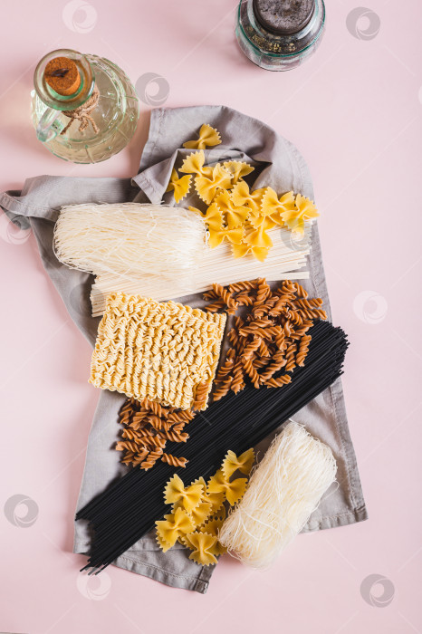 Скачать Фунчоза, удон, черная лапша, гречневая и пшеничная паста на салфетке в вертикальном положении фотосток Ozero