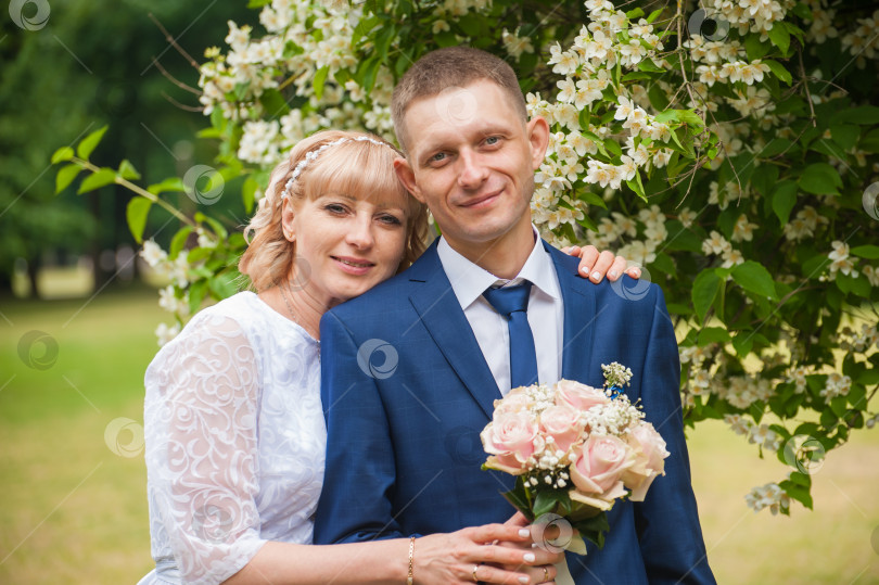 Скачать Жених и невеста во время свадьбы на природе, портрет в полный рост фотосток Ozero