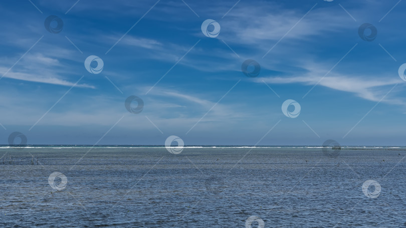 Скачать Бескрайний бирюзовый океан и голубое небо с облаками. фотосток Ozero