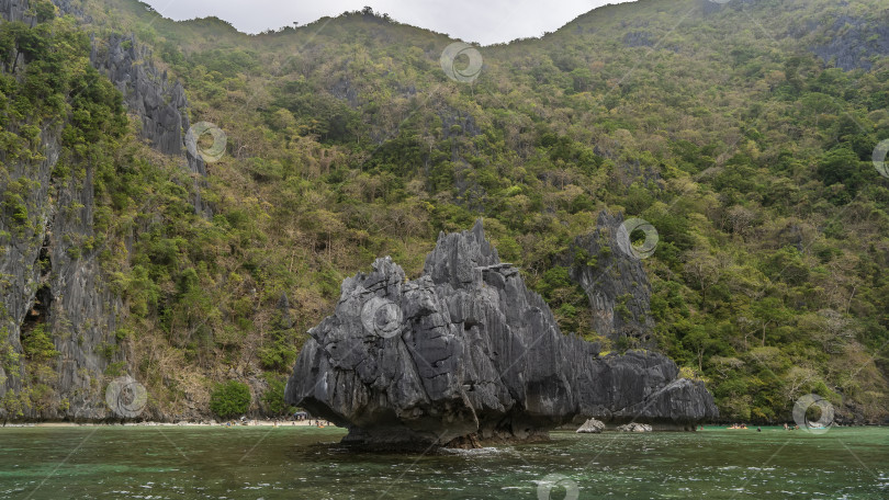 Скачать Живописные, причудливые карстовые скалы возвышаются над бирюзовой бухтой. фотосток Ozero