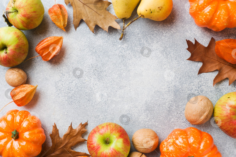 Скачать Осенний фон с желтыми листьями, тыквами, яблоками, грушами и орехами. Скопируйте пробел. фотосток Ozero