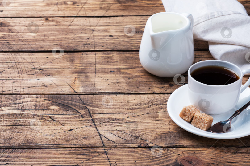 Скачать Чашка черного кофе с молоком на деревянном фоне. Скопируйте пространство. фотосток Ozero