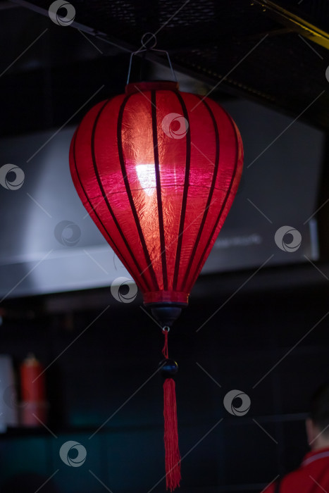 Скачать Разноцветные фонари освещают ресторан, создавая яркую атмосферу фотосток Ozero