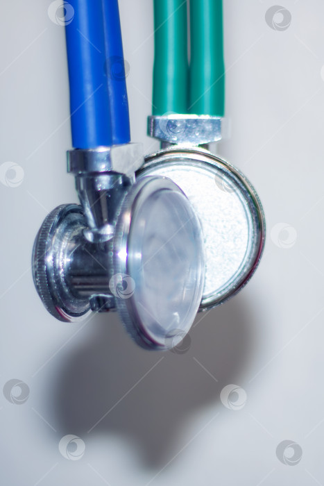 Скачать Крупный план стетоскопа с зеленой и синей ручками фотосток Ozero