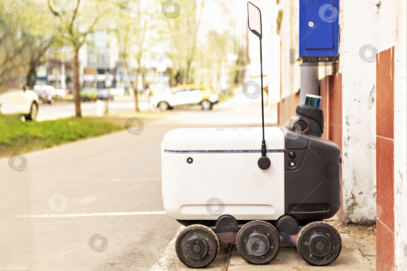 Скачать автономный электромобиль . Автоматический робот-доставщик для транспортировки товаров, продуктов и посылок. Футуристический робот-электромобиль, современные технологии фотосток Ozero