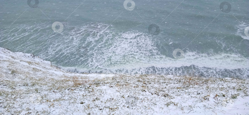 Скачать Замерзший берег морского пляжа на закате, текстура снега крупным планом. Впечатляющее небо. фотосток Ozero