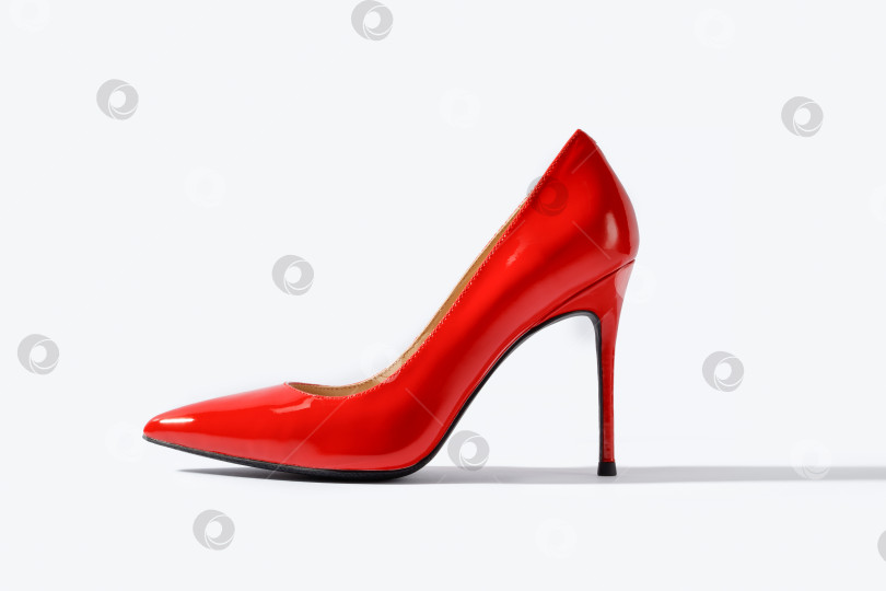Скачать Красные туфли на высоком каблуке на белом фоне. фотосток Ozero