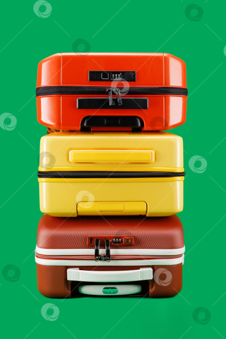 Скачать Стопка чемоданов на зеленом фоне. фотосток Ozero