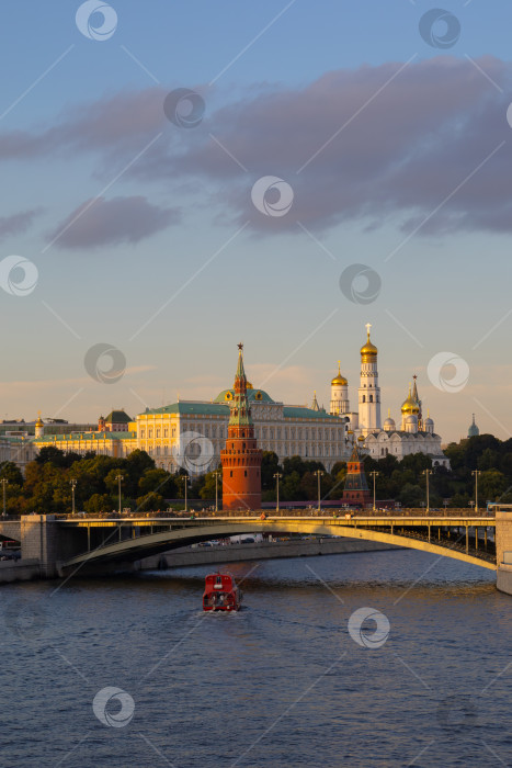 Скачать Большой Каменный мост и Большой Кремлёвский дворец,  Москва фотосток Ozero