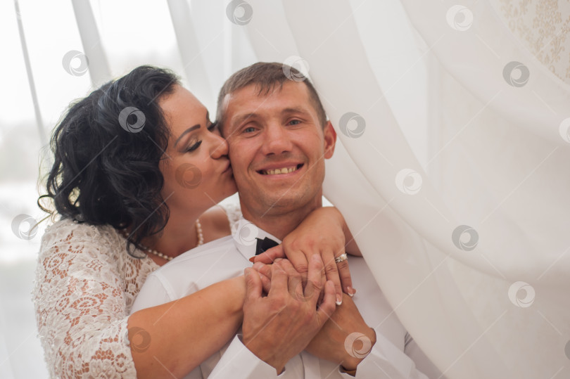 Скачать Жених и невеста крепко-накрепко обнимаются на свадебной фотосессии фотосток Ozero
