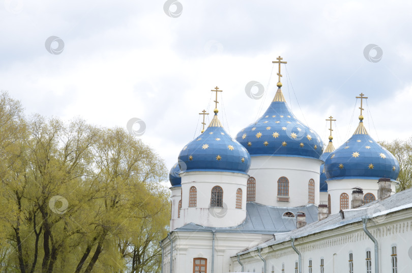 Скачать Великий Новгород, Россия - 05.12.2024: Крестовоздвиженский собор Юрьева монастыря в Великом Новгороде фотосток Ozero