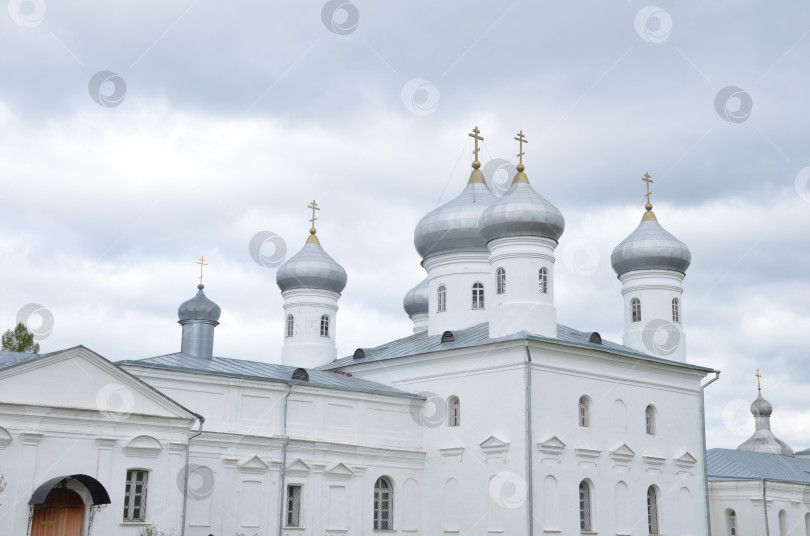 Скачать Великий Новгород, Россия - 05.12.2024: Спасский собор (Свято-Успенский собор) русского монарха в Великом Новгороде – правительственном дворце XIX века фотосток Ozero