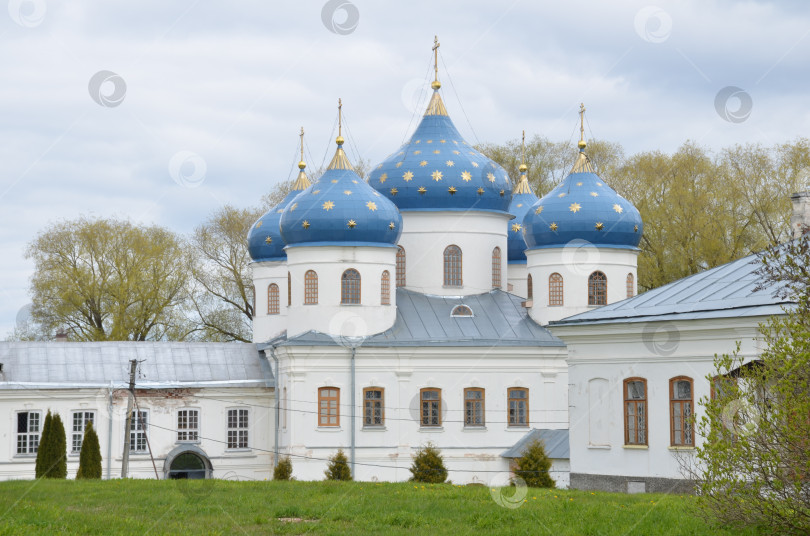 Скачать Великий Новгород, Россия - 05.12.2024: рестовоздвиженский собор Юрьева монастыря в Великом Новгороде фотосток Ozero