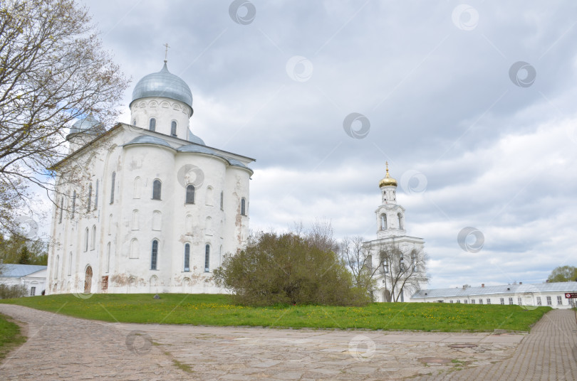 Скачать Великий Новгород, Россия - 05.12.2024: Георгиевский собор (Свято-Успенский собор) русского короля в Великом Новгороде – правительственный форум XII века (12 веков), на прошлой неделе, коллективная выставка фотосток Ozero