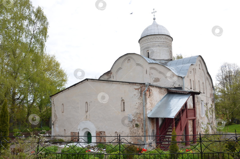 Скачать Великий Новгород, Россия - 13.05.2024: Екатеринбургская клиника на Торговой горе в Великом Новгороде – правительственном дворце XVI века (16 века) фотосток Ozero