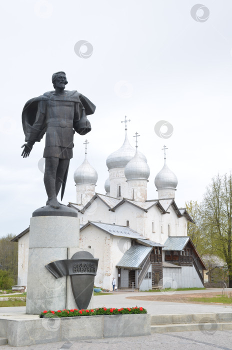 Скачать Великий Новгород, Россия - 05.13.2024: Памятник защитнику Руси князю Александру Невскому на берегу реки Волхов в Великом Новгороде на фоне Борисоглебской церкви фотосток Ozero