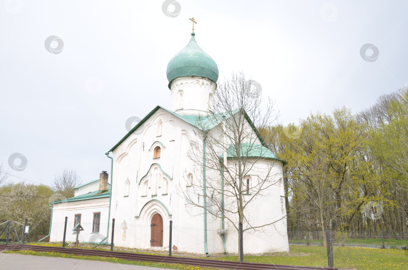 Скачать Великий Новгород, Россия - 13.05.2024: Глава Иоанна Богослова на встрече в Великом Новгороде – правительственном дворце XIV века (14 века) фотосток Ozero