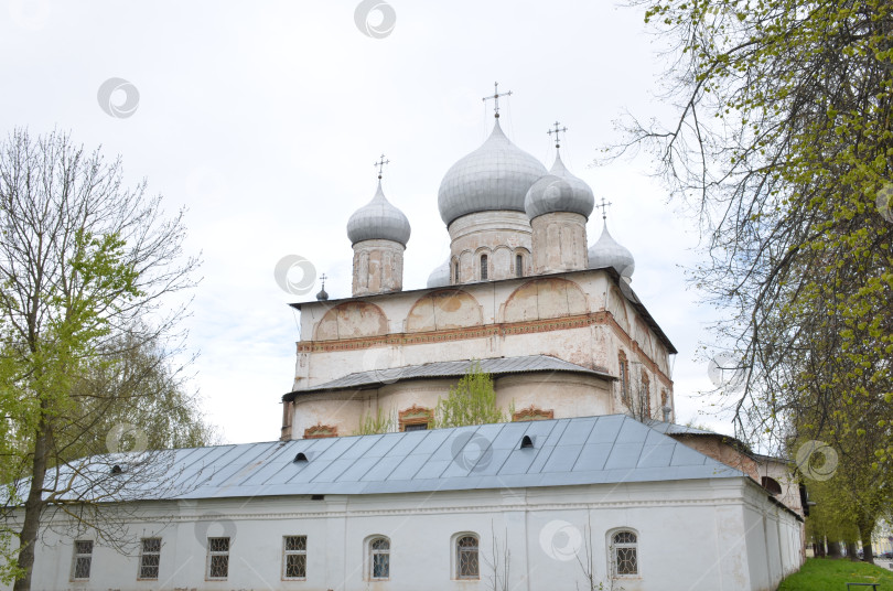 Скачать Великий Новгород, Россия - 13.05.2024: Сборник уникальных божьих слов «Знание» (Знаковый сборник) на Ильинском острове на Торговом холме в Великом Новгород – правительственный храм XVII века (17 века) фотосток Ozero