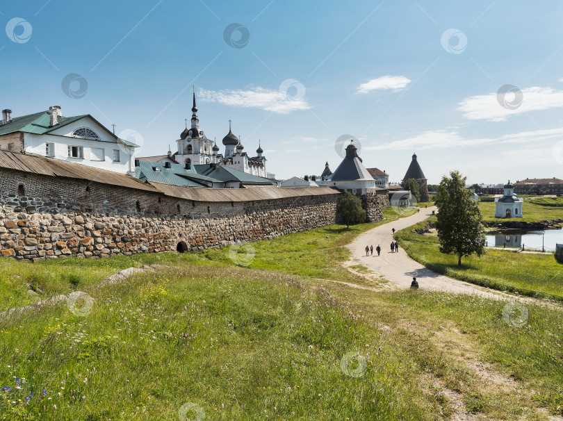 Скачать Дорога вдоль стены Соловецкого монастыря. фотосток Ozero