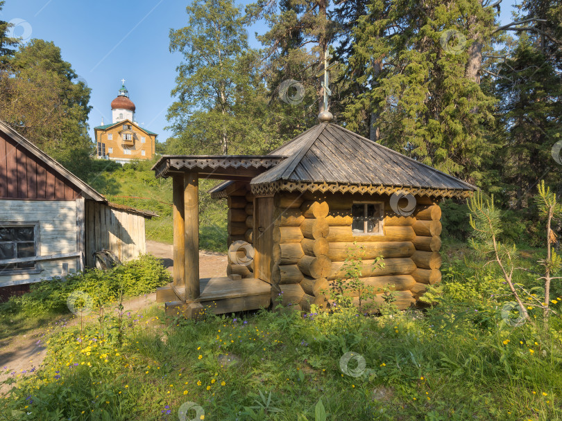 Скачать Часовня в лесу на Секирной горе Соловецкого острова. фотосток Ozero