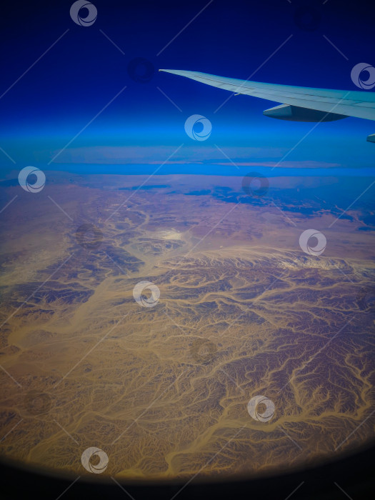 Скачать Вид на Египет из окна самолета фотосток Ozero