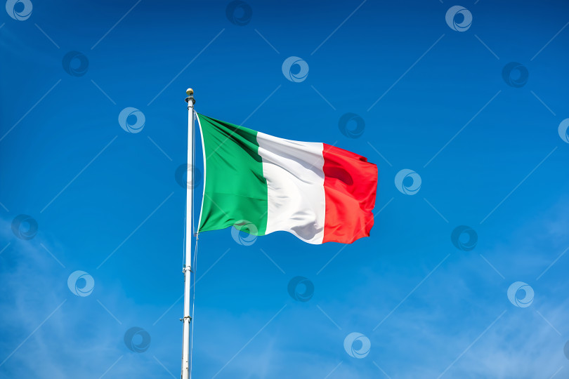 Скачать Красивое безоблачное небо, итальянский трехцветный флаг фотосток Ozero