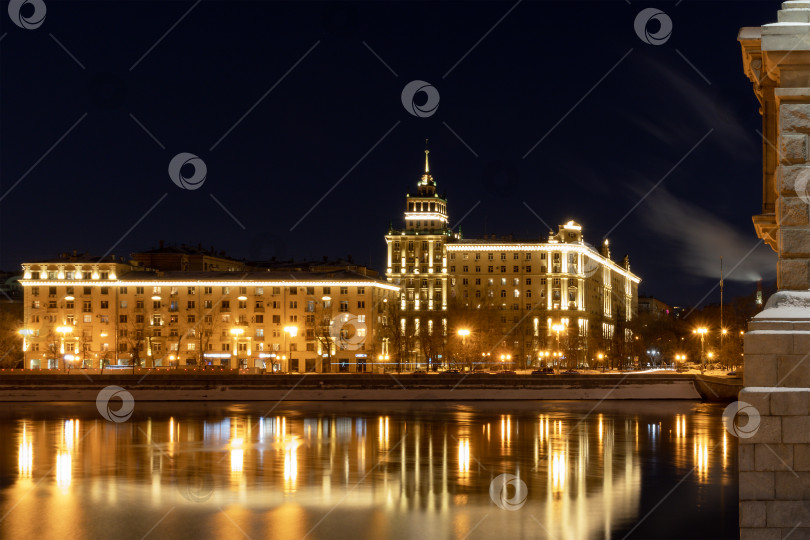 Скачать Жилой дом с башней на Фрунзенской набережной. фотосток Ozero