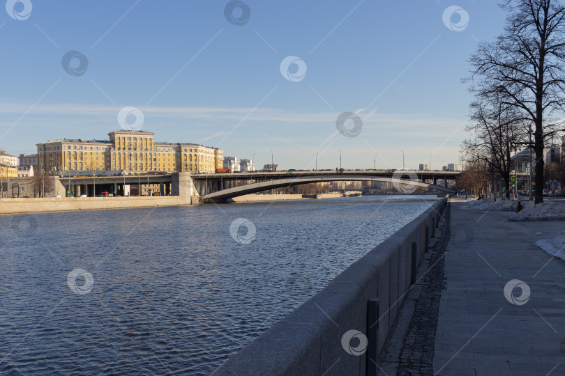 Скачать Вид на Большой Краснохолмский мост, Москва. фотосток Ozero