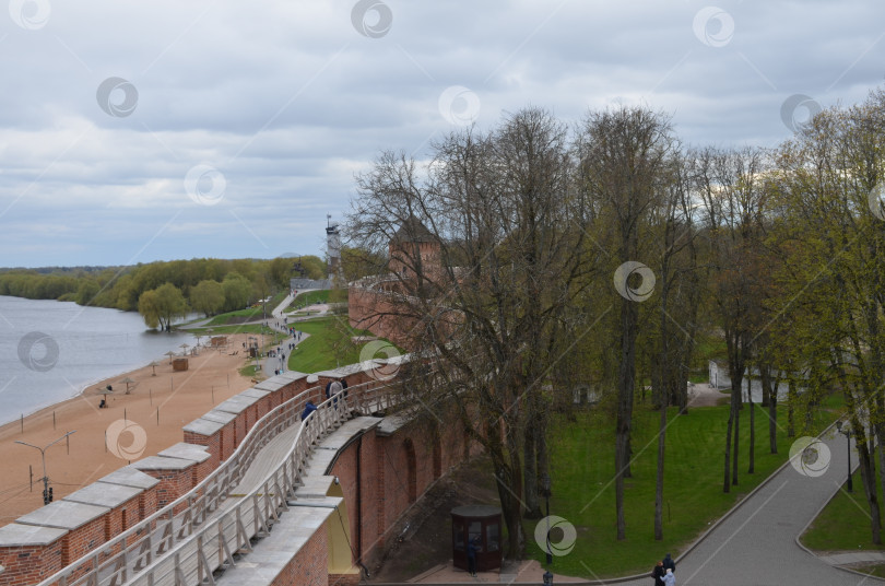 Скачать Великий Новгород, Россия - 05.11.2024: Вид на крепостные стены Кремля Великого Новгорода и Монумент Победы фотосток Ozero