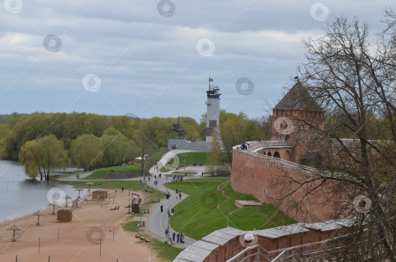 Скачать Великий Новгород, Россия - 05.11.2024: Вид на крепостные стены Кремля Великого Новгорода и Монумент Победы фотосток Ozero