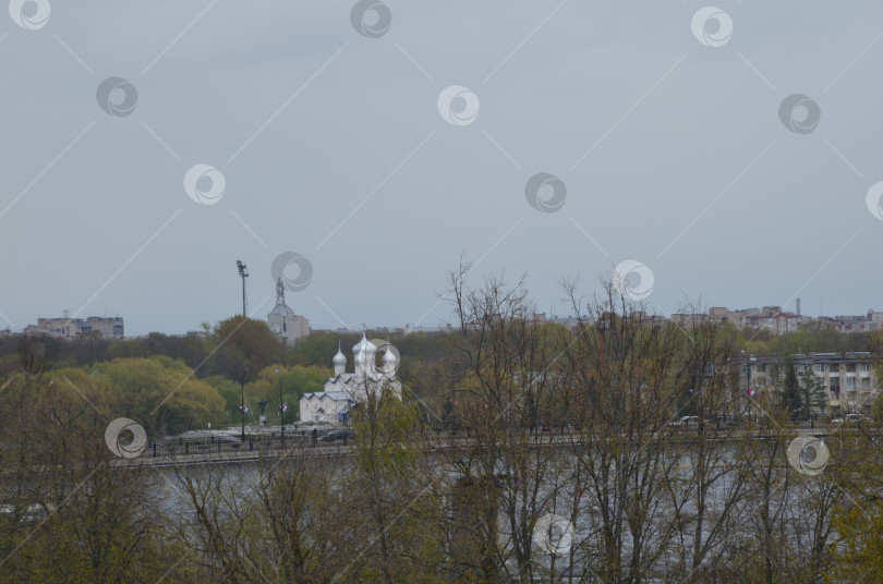 Скачать Великий Новгород, Россия - 05.11.2024: Вид на набережную Александра  Невского в Великом Новогроде: Борисоглебская церковь (Церковь Бориса и Глеба в Плотниках), памятник князю Александру Невскому на берегу реки Волхов фотосток Ozero