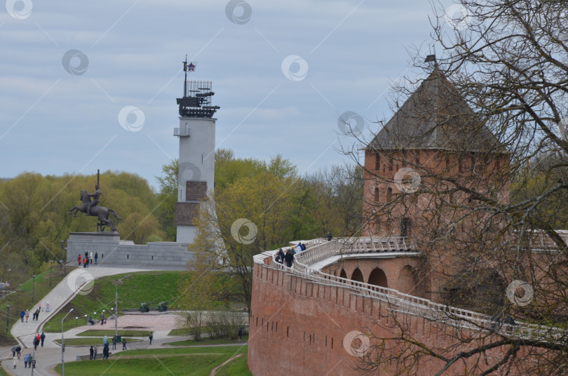 Скачать Великий Новгород, Россия - 05.11.2024: Вид на крепостные стены Кремля Великого Новгорода и Монумент Победы фотосток Ozero