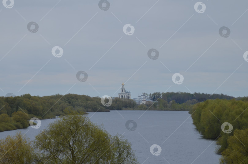 Скачать Великий Новгород, Россия - 05.11.2024: Вид на Юрьев (Свято-Юрьев) мужской монастырь и весенний разлив реки Волхов в Великом Новгороде фотосток Ozero