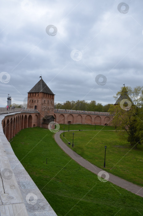 Скачать Великий Новгород, Россия - 05.11.2024: Крепостные стены и территория Кремля Великого Новгорода: Дворцовая башня, Спасская башня, Монумент Победы фотосток Ozero