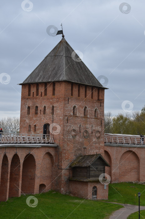 Скачать Великий Новгород, Россия - 05.11.2024: Дворцовая башня и Крепостные стены Кремля Великого Новгорода фотосток Ozero